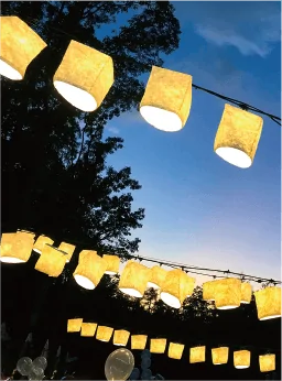 写真:夕暮れに灯る提灯