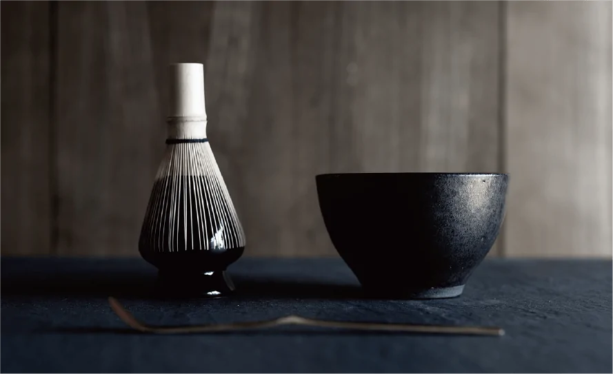 茶筅と黒い茶碗の茶道具