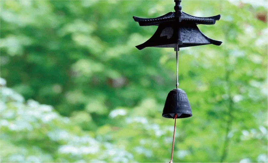 緑の木々を背景にした風鈴