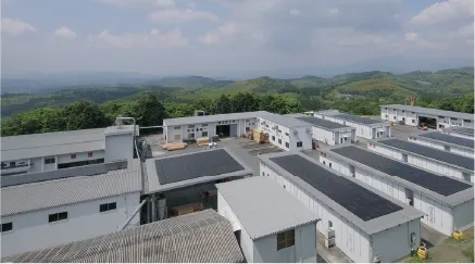 広がる工場エリアとその背後の自然豊かな景色です。