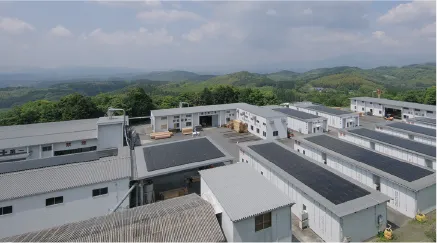 広がる工場エリアとその背後の自然豊かな景色です。